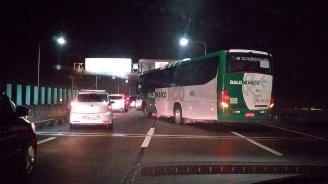 Chiếc xe khách mà một tay súng đang bắt giữ con tin. (Nguồn: RT) Brazil: Bắt cóc xe khách chở hàng chục người ở Rio de Janeiro ảnh 1
