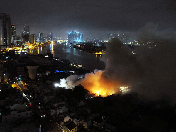 5.000m2 nhà kho bị thiêu rụi trong vụ cháy sát cảng Sài Gòn ảnh 1