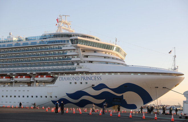 Du thuyền Diamond Princess neo tại cảng Yokohama, Nhật Bản, ngày 6/2/2020. (Ảnh: THX/ TTXVN) Dịch viêm đường hô hấp cấp COVID-19: Nỗi lo từ những con tàu 5 sao ảnh 1