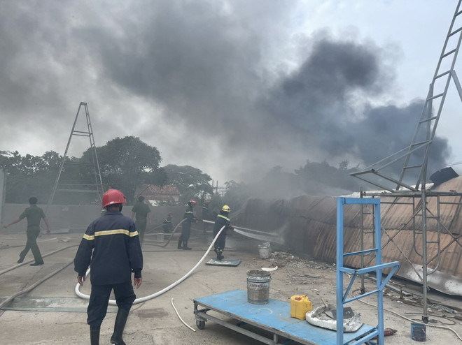 Hiện trường nơi xảy ra vụ cháy. (Ảnh: Huyền Trang/TTXVN) Bình Dương: Kịp thời dập tắt đám cháy gần khu dân cư ảnh 1