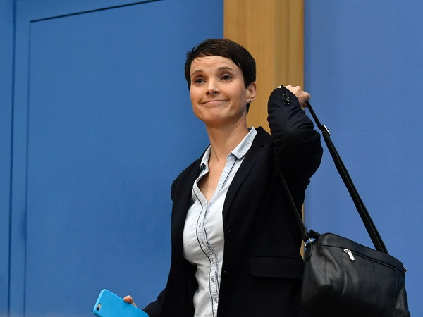 Một nghị sỹ mới trúng cử của đảng AfD tuyên bố ly khai ảnh 1