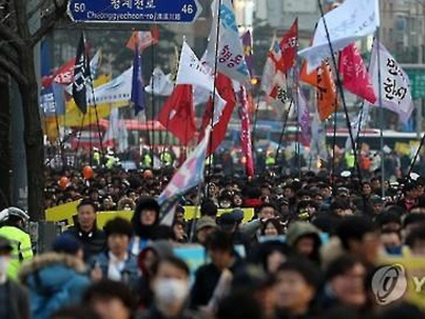 Hàn Quốc: Hàng chục ngàn người biểu tình phản đối chính quyền ảnh 1