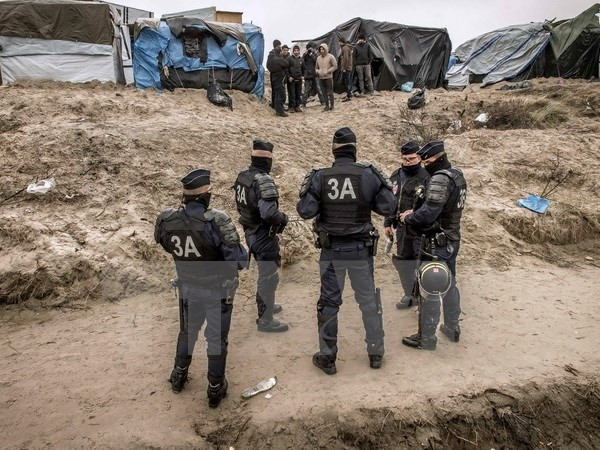 Pháp bắt đầu giải tỏa khu lán trại trái phép ở cảng Calais ảnh 1