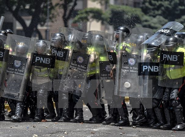 Venezuela: Hàng chục người thiệt mạng do bạo loạn ở Caracas ảnh 1