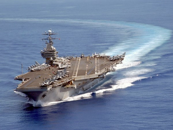 Một phi công tàu sân bay USS Carl Vinson phải nhảy dù khẩn cấp ảnh 1