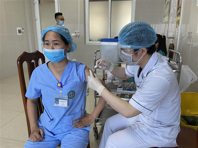 Công tác tiêm phòng COVID-19 đợt 2 tại Bệnh viện Sản Nhi tỉnh Ninh Bình. (Ảnh: Hải Yến/TTXVN) Chiến dịch tiêm chủng quy mô nhất trong lịch sử sẽ chấm dứt đại dịch ảnh 1