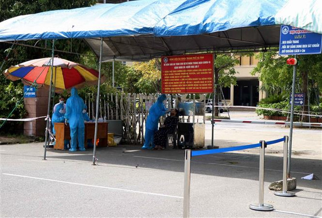 Bệnh viện thành phố Hà Tĩnh xét nghiệm nhanh cho các bệnh nhân đến khám, điều. (Ảnh: Công Tường/TTXVN) Bình Dương, Hà Tĩnh, Phú Yên triển khai phòng, chống COVID-19 ảnh 2