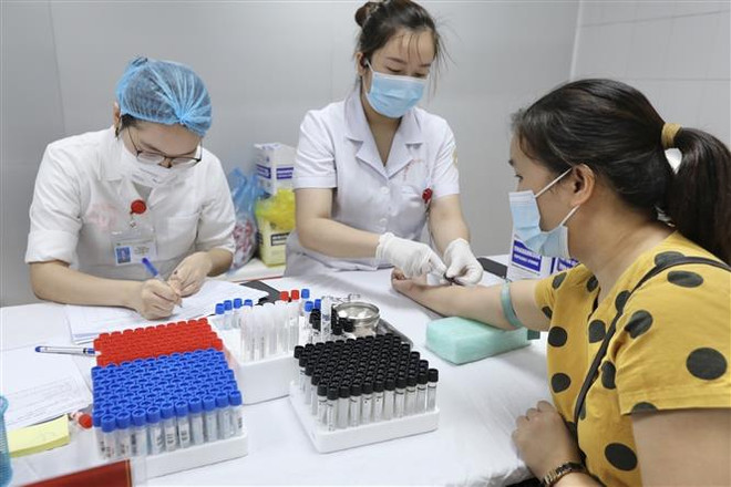Khu vực lấy mẫu xét nghiệm cho tình nguyện viên tham gia tiêm thử nghiệm đợt 3 vaccine Nano Covax phòng COVID-19 tại Học viện Quân y. (Ảnh: Minh Quyết/TTXVN) Chiến dịch tiêm chủng quy mô nhất trong lịch sử sẽ chấm dứt đại dịch ảnh 2