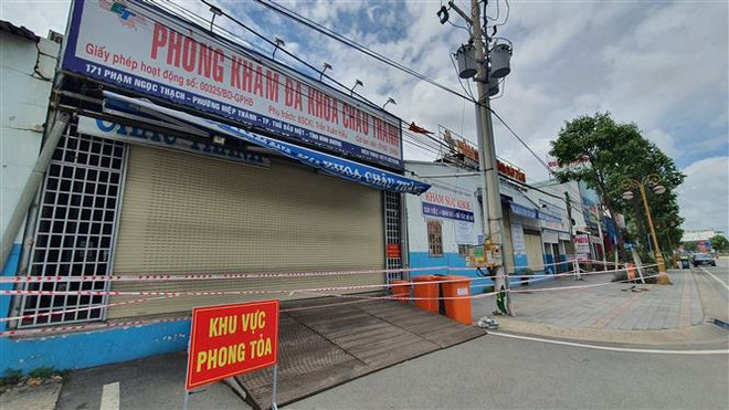 Phòng khám đa khoa Châu Thành liên quan đến trường hợp mắc COVID-19 trên địa bàn phường Tân Phước Khánh, thị xã Tân Uyên, tỉnh Bình Dương đã bị phong tỏa. (Ảnh: Văn Hướng/TTXVN) Bình Dương, Hà Tĩnh, Phú Yên triển khai phòng, chống COVID-19 ảnh 1