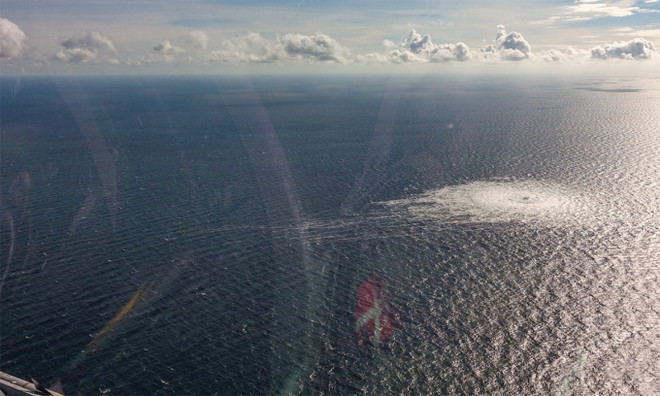 Bong bóng khí rò rỉ từ đường ống Nord Stream 2 nổi lên bề mặt biển Baltic. (Nguồn: BQP Đan Mạch) Nord Stream AG xin cấp phép để đánh giá thiệt hại đường dẫn khí đốt ảnh 1