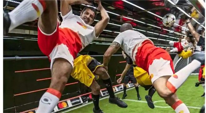 Huyền thoại Figo lập kỷ lục Guinness, chơi bóng ở độ cao hơn 6.000m ảnh 1