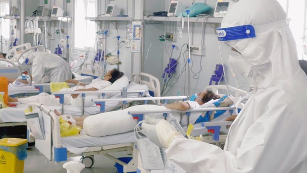Điều trị cho bệnh nhân mắc COVID-19. (Ảnh: PV/Vietnam+) Người dân nên làm gì để vượt qua hội chứng hậu COVID-19? ảnh 2