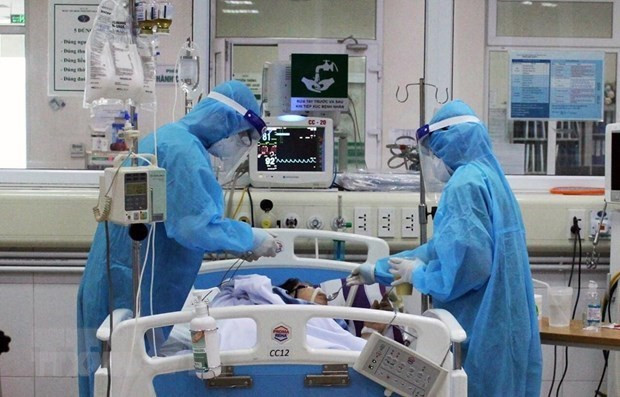 Điều trị cho bệnh nhân COVID-19. (Ảnh: TTXVN) Người dân nên làm gì để vượt qua hội chứng hậu COVID-19? ảnh 1