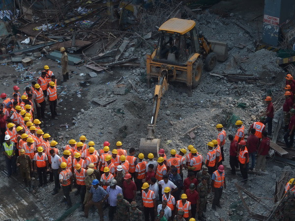 Hơn 100 người đã được giải cứu trong vụ sập cầu ở Ấn Độ ảnh 1