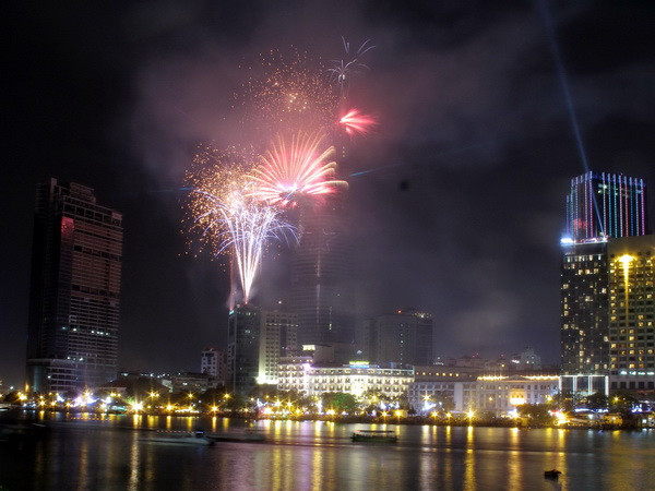 TP. Hồ Chí Minh tổ chức bắn pháo hoa tại 8 điểm trong dịp 30/4 ảnh 1