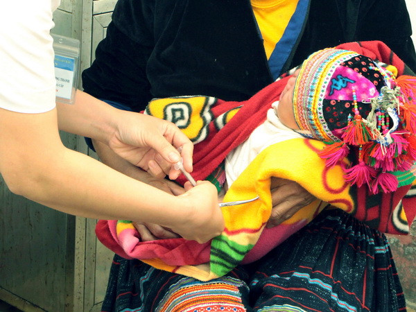 Lào Cai: Cứu sống bé sơ sinh bị nhiễm trùng uốn ván nặng ảnh 1