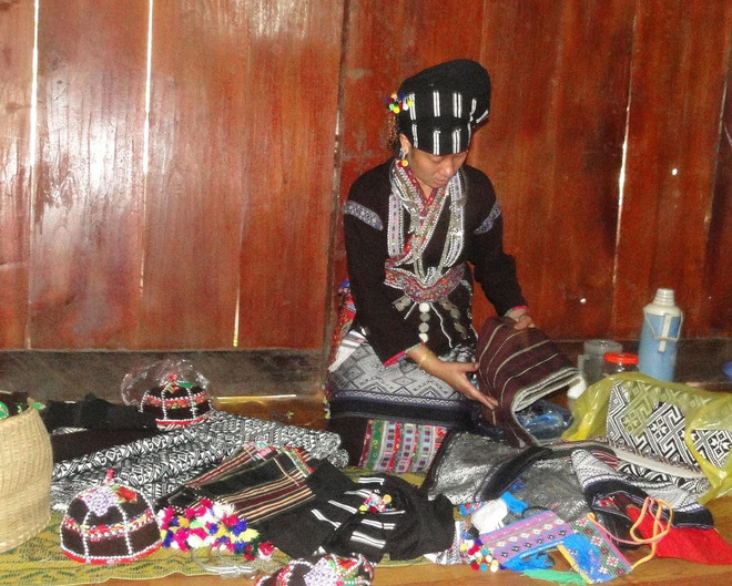 Nét độc đáo trong trang phục truyền thống của dân tộc Lự ở Lai Châu ảnh 3