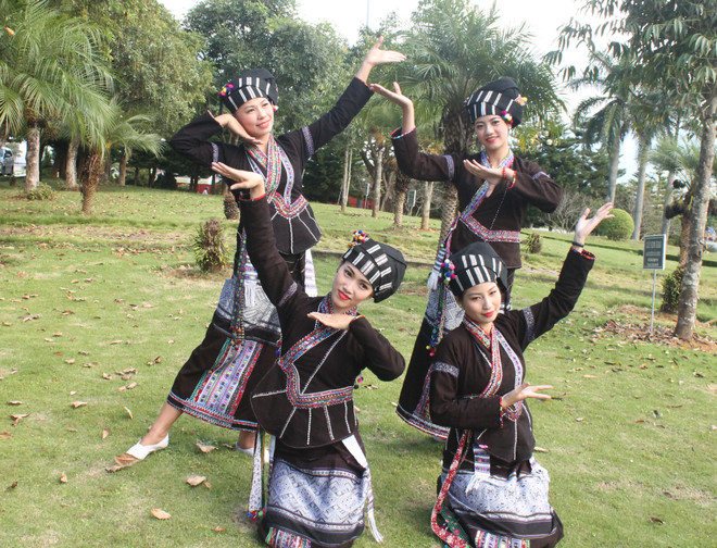 Nét độc đáo trong trang phục truyền thống của dân tộc Lự ở Lai Châu ảnh 1