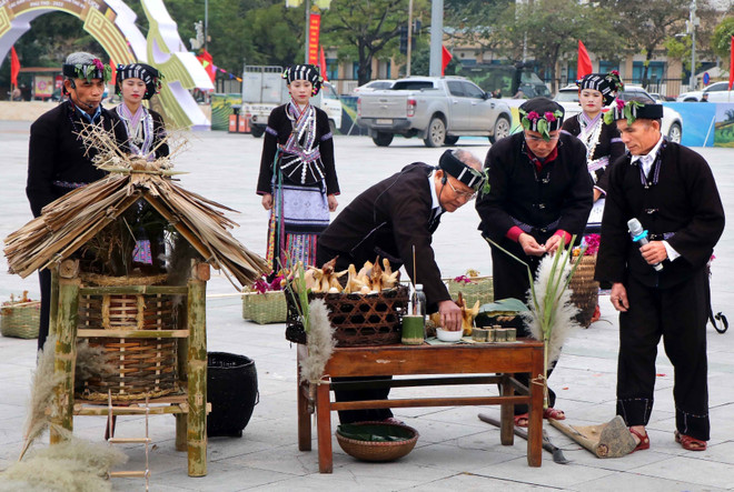 Nét độc đáo trong trang phục truyền thống của dân tộc Lự ở Lai Châu ảnh 2