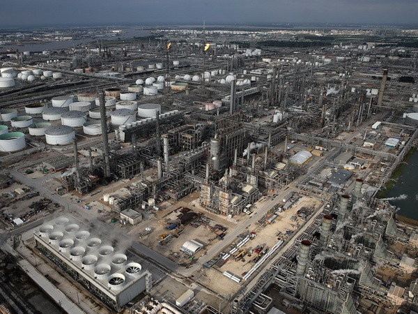 Một nhà máy lọc dầu ở Houston. (Nguồn: AFP/ TTXVN) Giới phân tích lo ngại về hiệu quả kho dầu dự trữ chiến lược của Mỹ ảnh 1