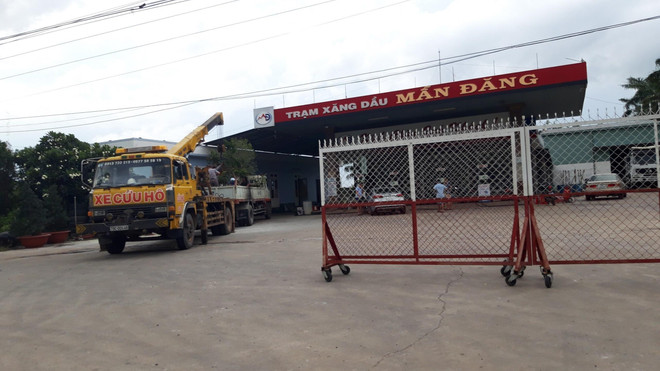 Xe cứu hộ được điều đến hiện trường để đưa xe cẩu ra ngoài. (Ảnh: Lê Đức Hoảnh/TTXVN) Tây Ninh: Tài xế bất cẩn bị điện giật chết khi cẩu cây xanh ảnh 1