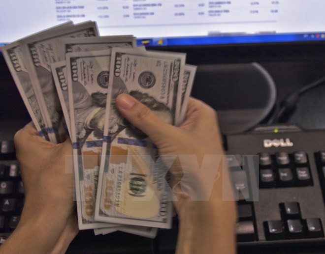 Các ngân hàng trong nước bất ngờ nâng giá USD, vàng ít biến động ảnh 1