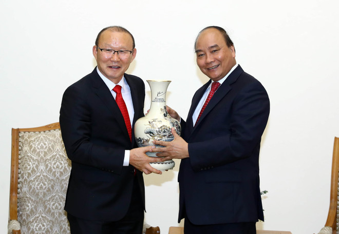 Thủ tướng Nguyễn Xuân Phúc tiếp huấn luyện viên trưởng Park Hang-seo ảnh 3