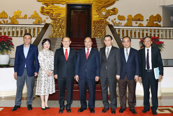 Thủ tướng Nguyễn Xuân Phúc tiếp huấn luyện viên trưởng Park Hang-seo ảnh 2