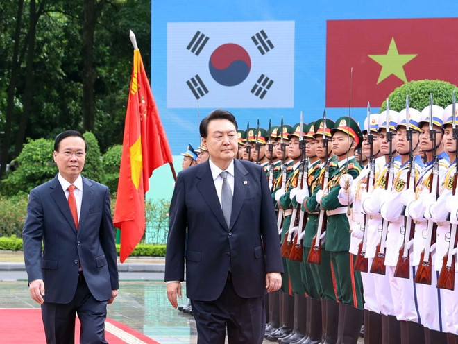Chủ tịch nước Võ Văn Thưởng và Tổng thống Hàn Quốc Yoon Suk Yeol duyệt Đội Danh dự Quân đội Nhân dân Việt Nam. (Ảnh: Thống Nhất/TTXVN) Việt Nam và Hàn Quốc nhất trí xây dựng quan hệ với mức độ tin cậy cao ảnh 1