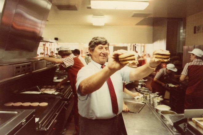 "Cha đẻ" món bánh kẹp Big Mac biểu tượng qua đời ở tuổi 98 ảnh 1