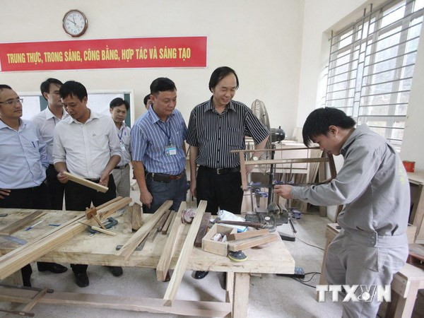 Kiểm tra công tác luyện thi tay nghề ASEAN. (Ảnh: Anh Tuấn/TTXVN) Định hướng nghề qua chương trình "Một quốc gia-Một trường học" ảnh 1