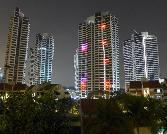 Bảy tòa nhà 36 tầng ở khu d’Leedon đang được công ty bất động sản tư nhân Capitaland hoàn thiện. (Ảnh: Kim Yến/Vietnam+) Chính phủ Singapore sẽ giảm nguồn cung nhà ở vào năm 2015 ảnh 1