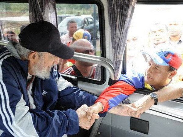 Lãnh tụ Fidel Castro trò chuyện với sinh viên qua điện thoại ảnh 1