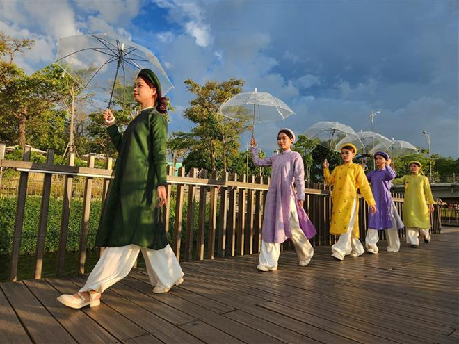 Lễ hội Áo dài Huế 2023: Những dải lụa 'kể chuyện' dòng sông thơm ảnh 2