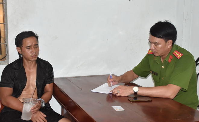 Bạc Liêu: Tạm giữ đối tượng gây rối, cầm vật nhọn đâm 3 công an ảnh 1