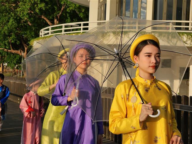 Lễ hội Áo dài Huế 2023: Những dải lụa 'kể chuyện' dòng sông thơm ảnh 3