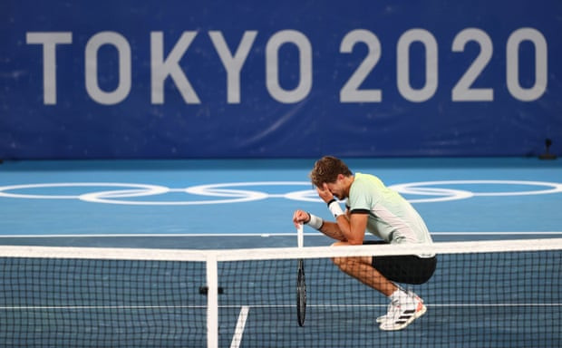 Zverev hạnh phúc sau khi đánh bại Djokovic. (Nguồn: Reuters) Alexander Zverev khiến Novak Djokovic vỡ mộng 'Golden Slam' ảnh 1