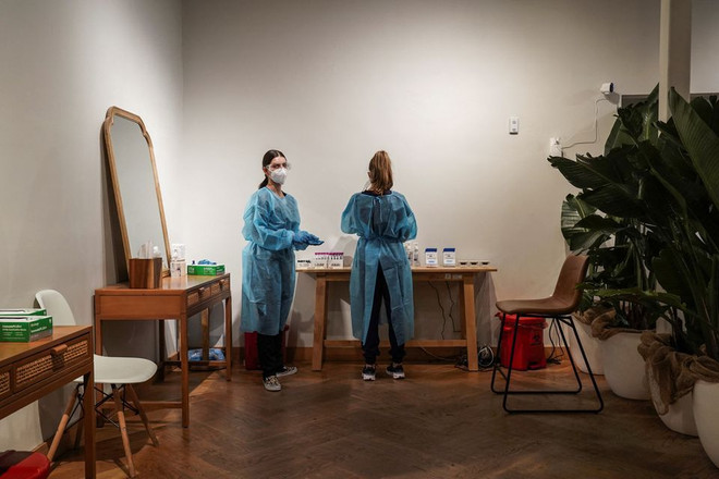 COVID-19: CDC Mỹ giảm tỷ lệ ước tính dương tính với biến thể Omicron ảnh 1