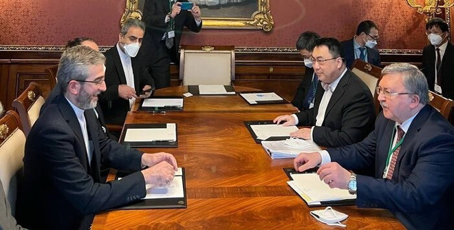 Đại diện các nước Nga, Trung Quốc và Iran tham vấn trước vòng đàm phán thứ 8 nhằm khôi phục thỏa thuận hạt nhân Iran năm 2015 tại Vienna (Áo). (Ảnh: IRNA/TTXVN) Nga: Các bên đều nỗ lực khôi phục thỏa thuận hạt nhân Iran ảnh 1