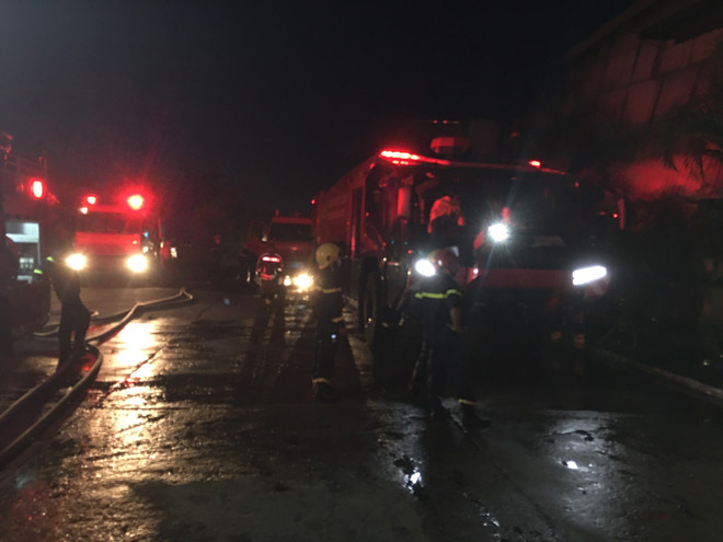 Thừa Thiên-Huế: Cháy lớn kéo dài 17 tiếng ở nhà xưởng sản xuất bao bì ảnh 1