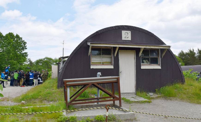 Cậu bé bị bỏ rơi trong rừng chỉ uống nước để sống qua ngày ảnh 1