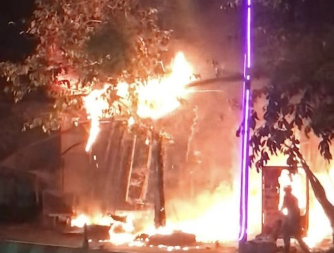 An Giang: Hỏa hoạn lớn khiến 3 căn nhà bị thiêu rụi hoàn toàn ảnh 1