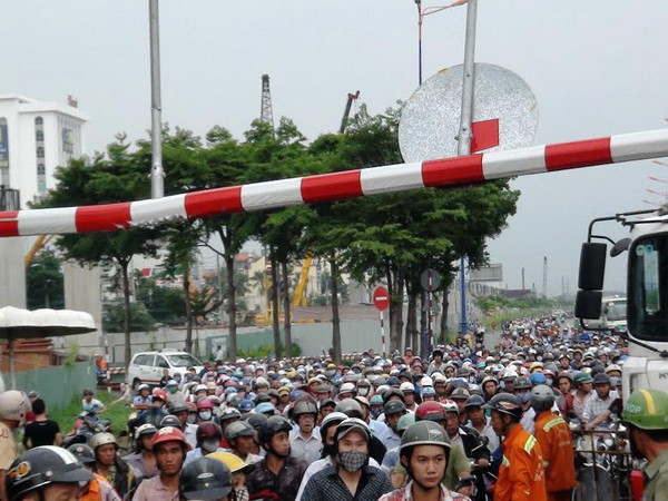 TP.HCM: Xe buýt leo lên dải phân cách, hành khách hoảng loạn ảnh 2