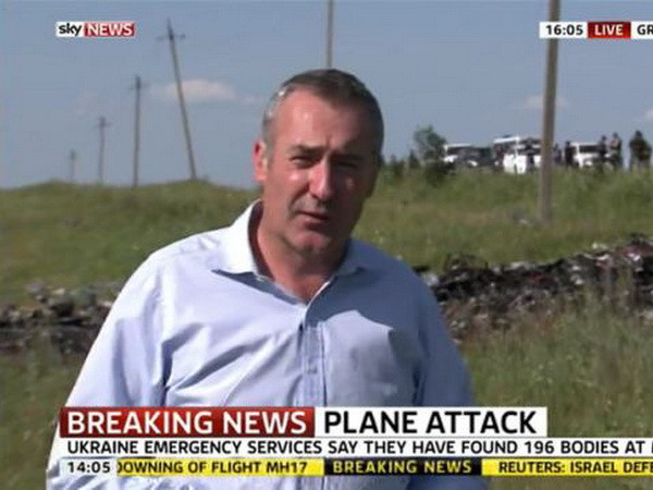 Phóng viên bị chỉ trích vì xâm phạm tư trang nạn nhân vụ MH17 ảnh 1