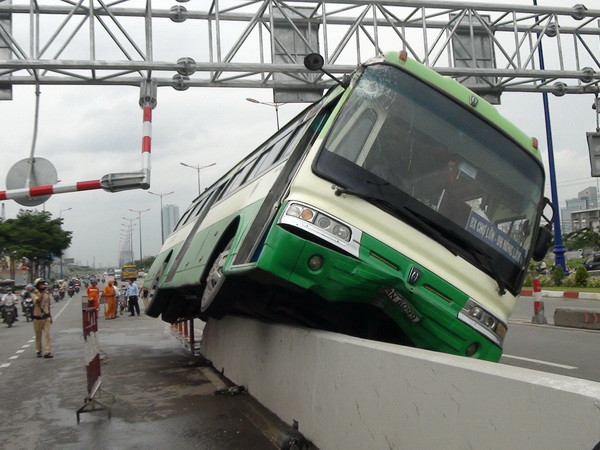 TP.HCM: Xe buýt leo lên dải phân cách, hành khách hoảng loạn ảnh 1
