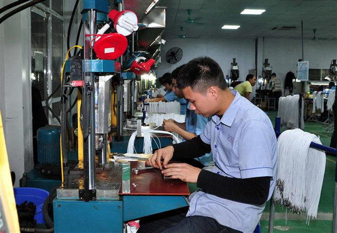 Sản xuất linh kiện tai nghe tại Công ty JEP thuộc Khu công nghiệp Kim Động, tỉnh Hưng Yên. (Ảnh: Phạm Kiên/TTXVN) Thiếu hụt chip xử lý, nhiều ngành sản xuất tại Việt Nam gặp khó ảnh 2