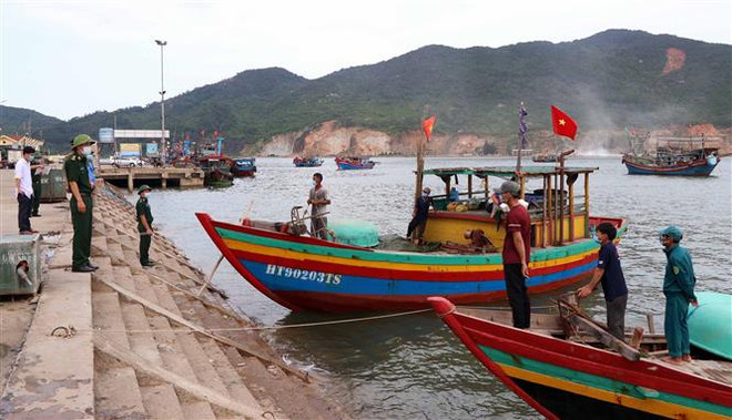 Đồn biên phòng Cửa Sót tuyên truyền bầu cử và phòng chống dịch, bệnh COVID-19 tại cảng cá Thạch Kim, huyện Lộc Hà. (Ảnh: Công Tường-TTXVN) Tuyên truyền, vận động bầu cử tại các tỉnh vùng biên giới ảnh 1