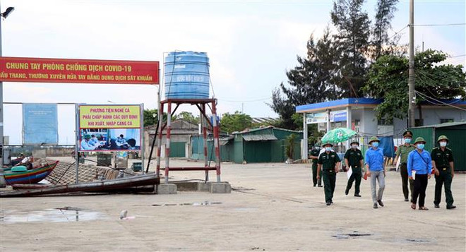 Đồn biên phòng Cửa Sót tuyên truyền bầu cử, phòng chống COVID-19 tại cảng cá Thạch Kim huyện Lộc Hà, Hà Tĩnh. (Ảnh: Công Tường-TTXVN) Tuyên truyền, vận động bầu cử tại các tỉnh vùng biên giới ảnh 2