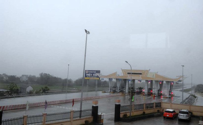 Nhà đầu tư chặn cầu Hạc Trì bằng ụ bê tông, tạm dừng thu phí ảnh 1