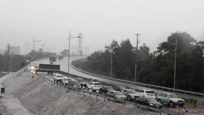 Nhà đầu tư chặn cầu Hạc Trì bằng ụ bê tông, tạm dừng thu phí ảnh 2